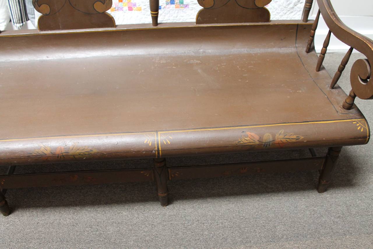 Colonial américain Banc du 19ème siècle finement décoré et peint:: originaire de Pennsylvanie en vente