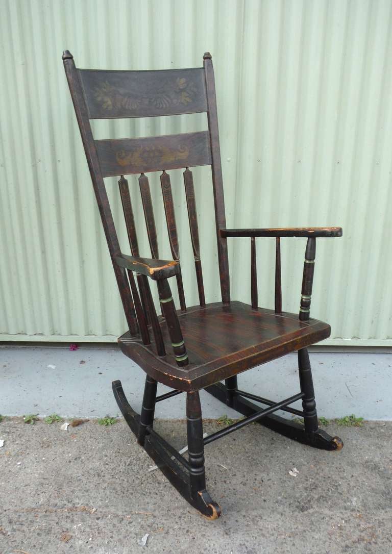Cette berceuse originale du 19e siècle:: ornée d'un pochoir:: est un bel exemple de décoration et de construction artisanale de la Nouvelle-Angleterre.  Avec toute la peinture à grain d'origine et le travail au pochoir doré:: cette pièce est en