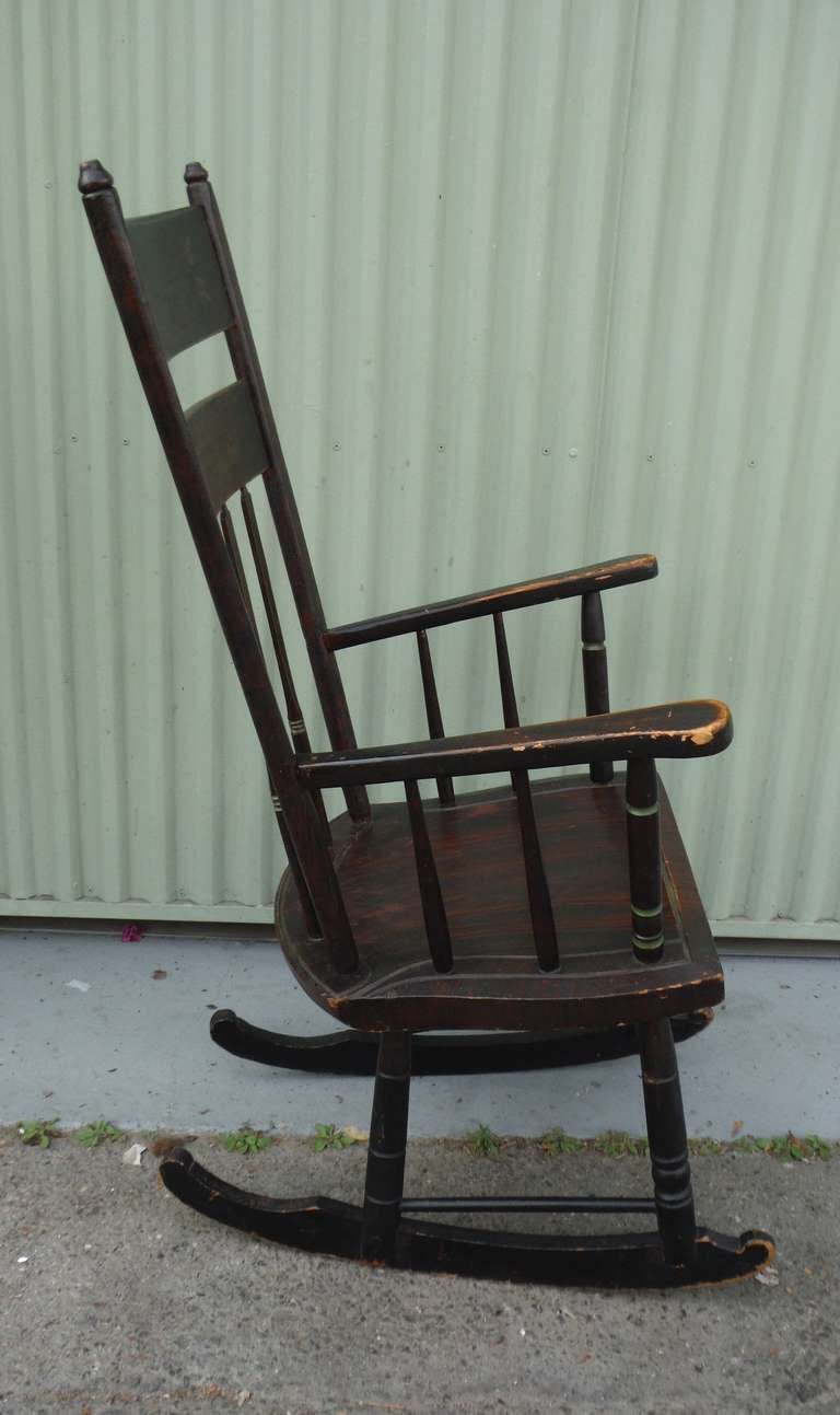 XIXe siècle chaise berçante originale du 19ème siècle:: peinte au pochoir:: à dos de flèche