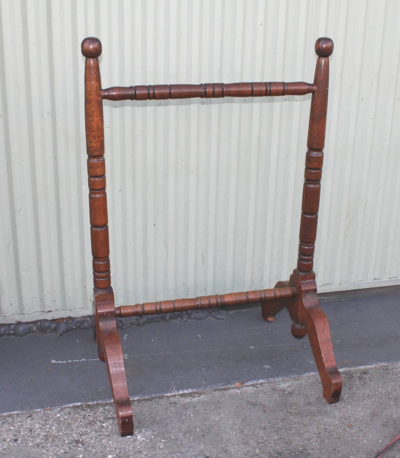 This beefy yet sturdy quilt rack has a great shape and is much thicker then most. The look is great to due to the height of it. The condition is very good.