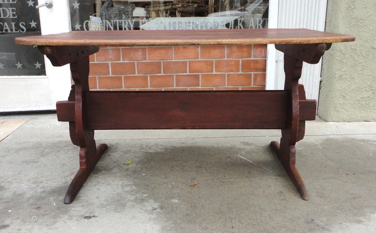 Fantastic 18thc hand made original red painted lift top hutch table from New England.This wonderful form table has amazing shoe feet and wood peg construction.The few early original nails in this table are handmade nails.The table has a wonderful