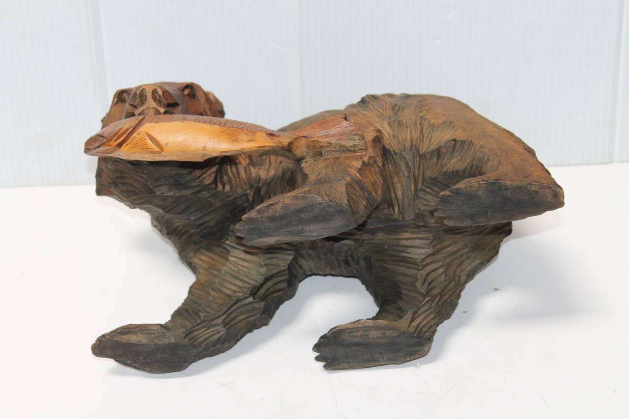 Early 20th Century Hand-Carved American Bear with Fish In Good Condition In Los Angeles, CA