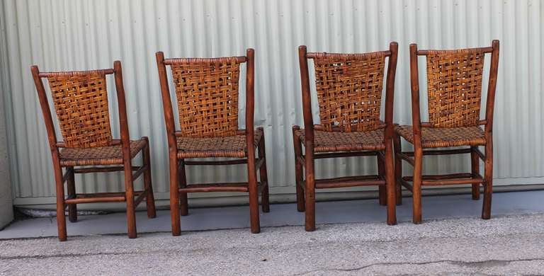Milieu du XXe siècle Ensemble de quatre chaises de salle à manger signées Old Hickory