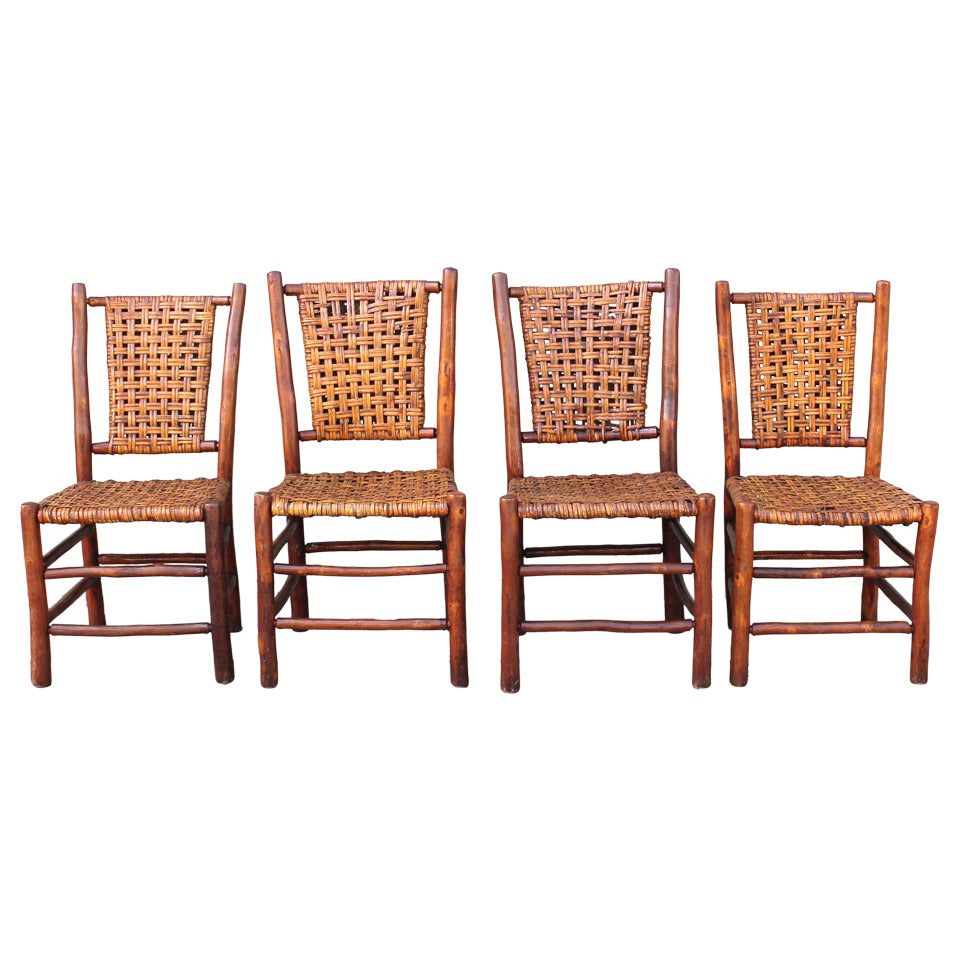 Ensemble de quatre chaises de salle à manger signées Old Hickory