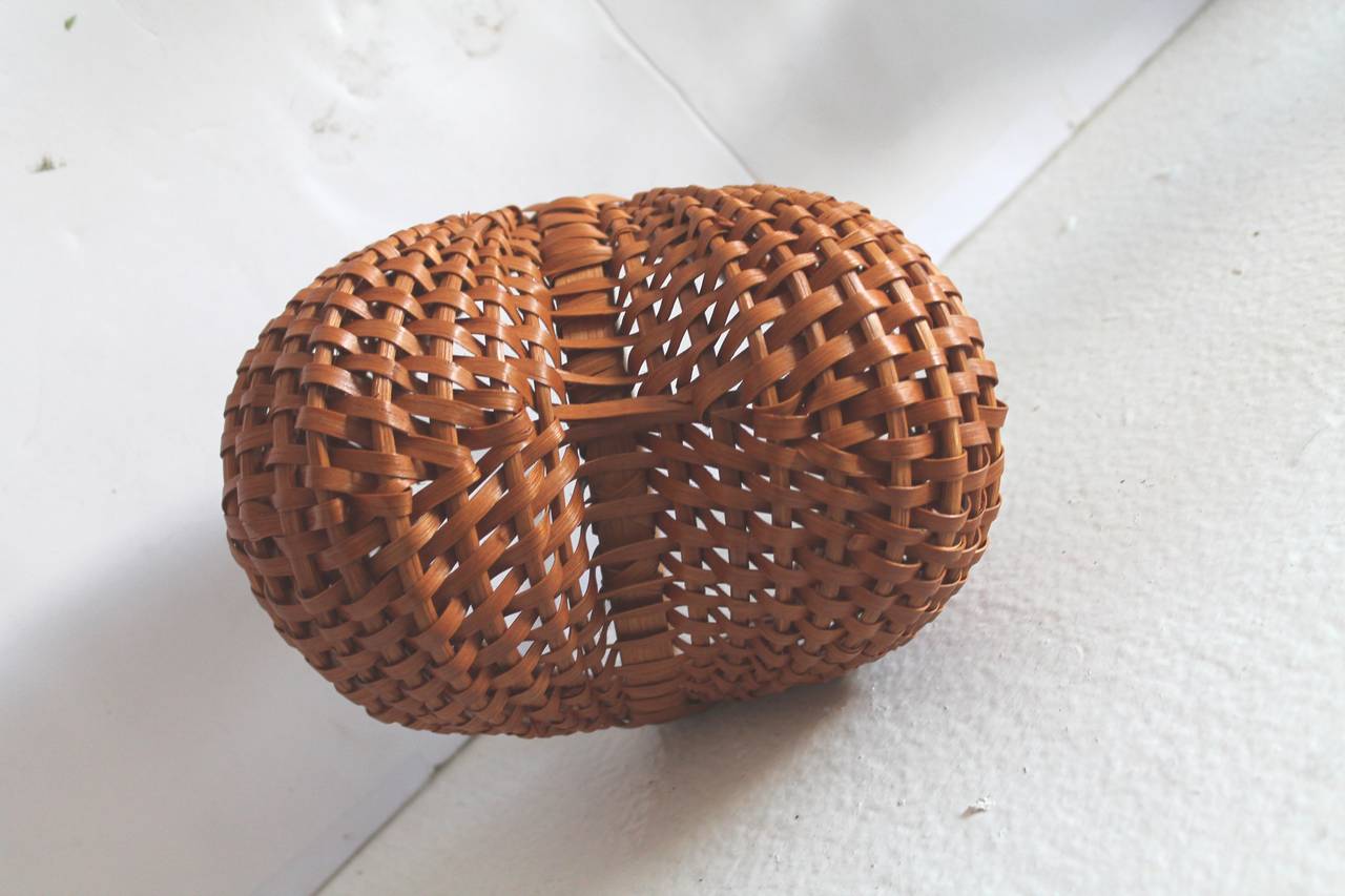 Rare Miniature 19th Century New England Buttocks Basket In Excellent Condition In Los Angeles, CA