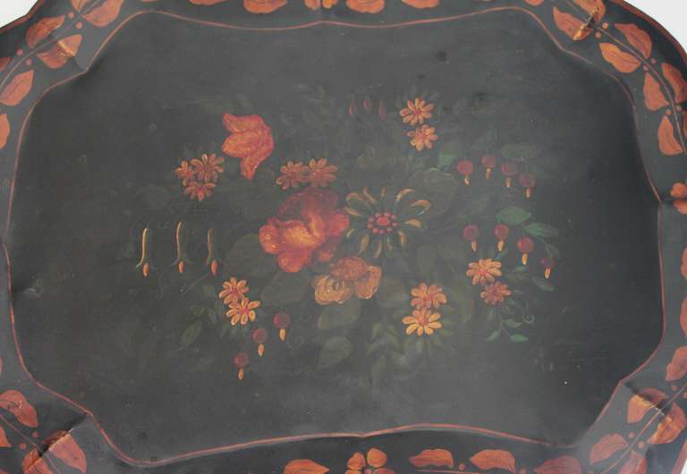 Ce fantastique plateau en étain Folk Art a été trouvé en Nouvelle-Angleterre et possède une superbe bordure festonnée. Le support est une surface peinte en noir mat.