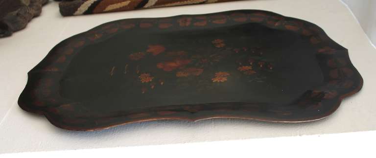 XIXe siècle Grand plateau en étain décoré de peinture d'origine du 19ème siècle
