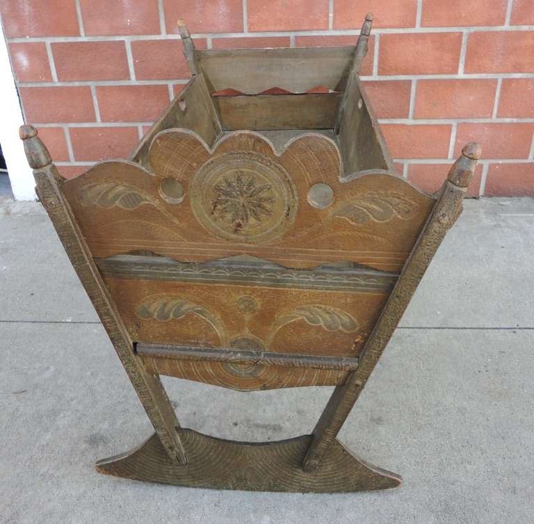 Important & Rare Pennsylvania 18thc Paint Decorated Cradle In Distressed Condition For Sale In Los Angeles, CA