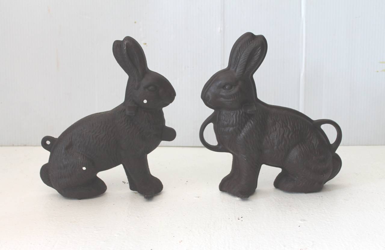 19th Century Griswold Large Iron Rabbit Chocolate Mold In Distressed Condition In Los Angeles, CA