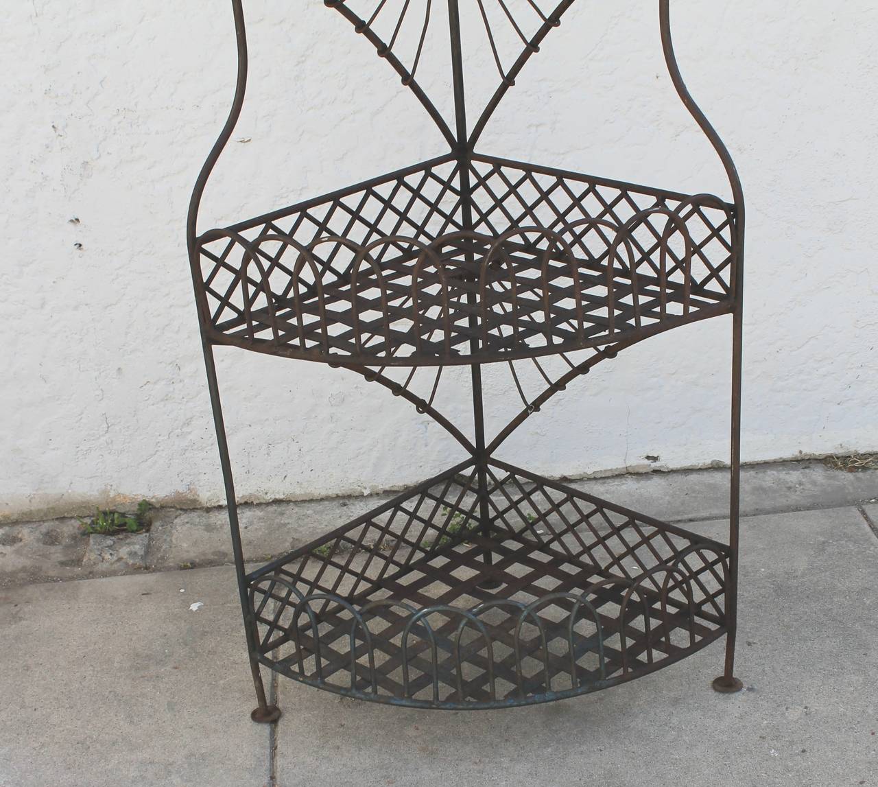 Spanisch aussehendes Eckregal aus Eisen mit drei Etagen aus dem frühen 20. Jahrhundert (amerikanisch) im Angebot