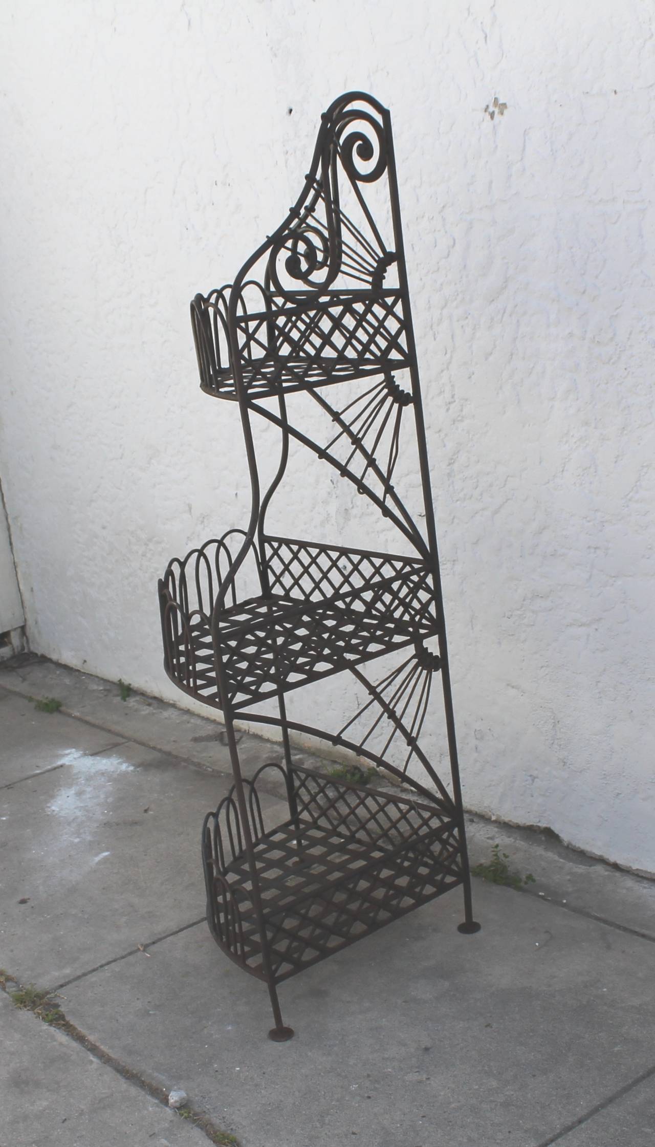 Spanisch aussehendes Eckregal aus Eisen mit drei Etagen aus dem frühen 20. Jahrhundert (Geschmiedet) im Angebot