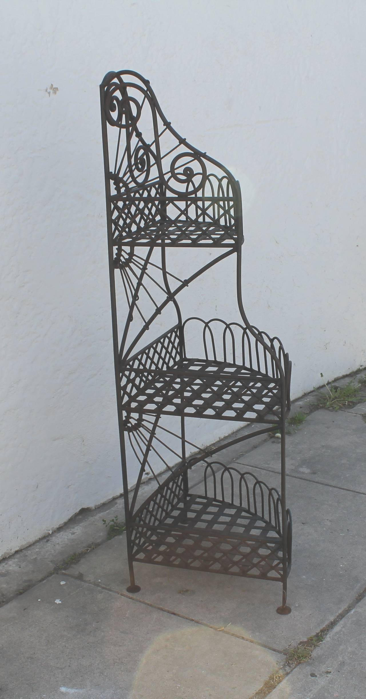 Spanisch aussehendes Eckregal aus Eisen mit drei Etagen aus dem frühen 20. Jahrhundert im Zustand „Starke Gebrauchsspuren“ im Angebot in Los Angeles, CA