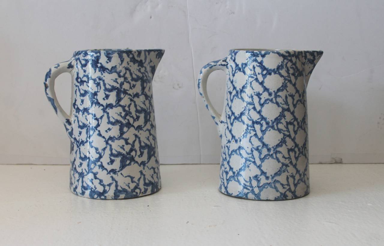 Pair of 19th Century Sponge Ware Pottery Pitchers In Excellent Condition In Los Angeles, CA