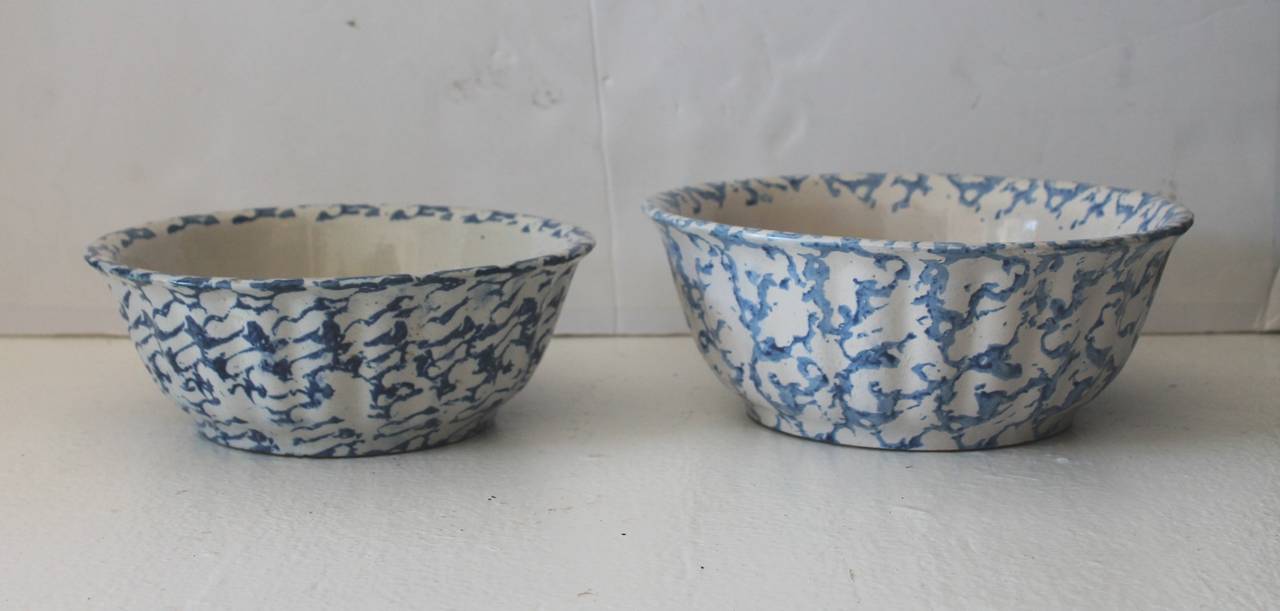 Country Pair of Large 19th Century Spongeware Pottery Serving Bowls For Sale