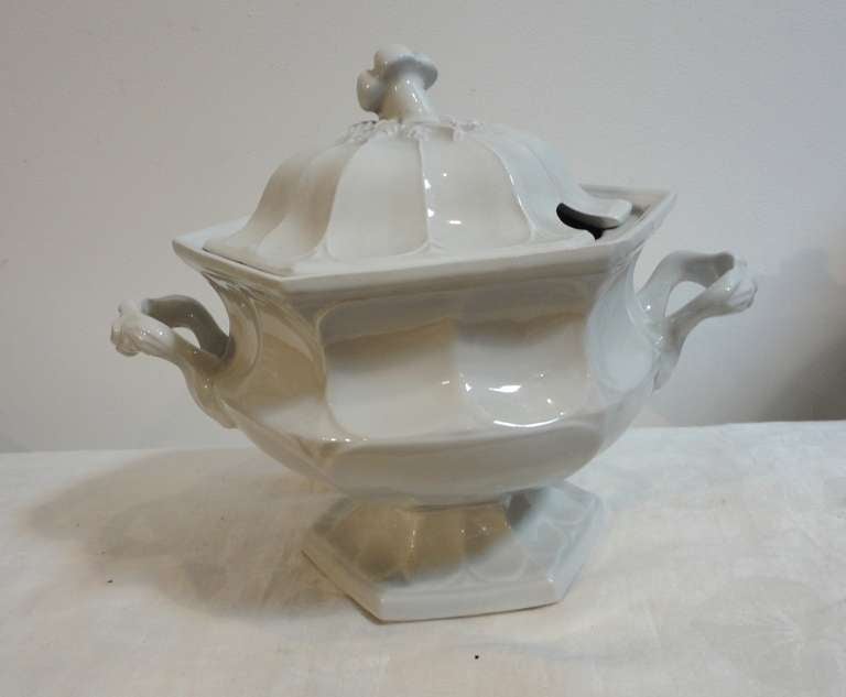 19th Century English Ironstone Serving Tureen with Floral Handles & Fin In Excellent Condition In Los Angeles, CA