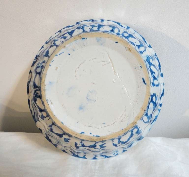 Fluted 19th Century Spongeware Fruit or Serving Bowl In Excellent Condition For Sale In Los Angeles, CA