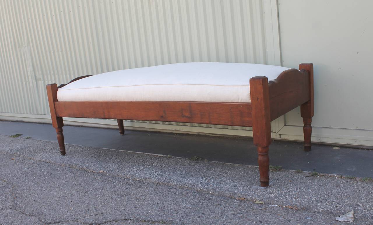 American 19th Century Daybed with a Custom-Made Linen Cushion