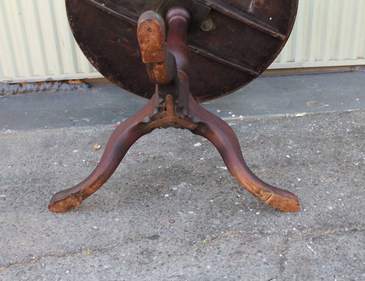 18th Century New England Round Lift Top Table In Excellent Condition In Los Angeles, CA