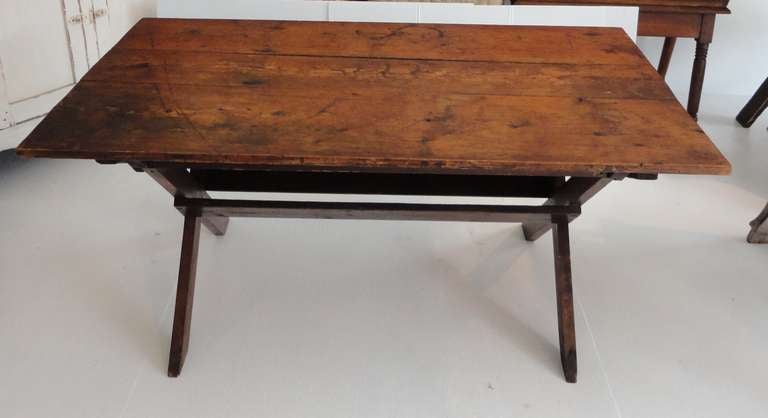 Fantastic 19thc Large New England  Sawbuck Table in  Natural Old Surface In Excellent Condition In Los Angeles, CA