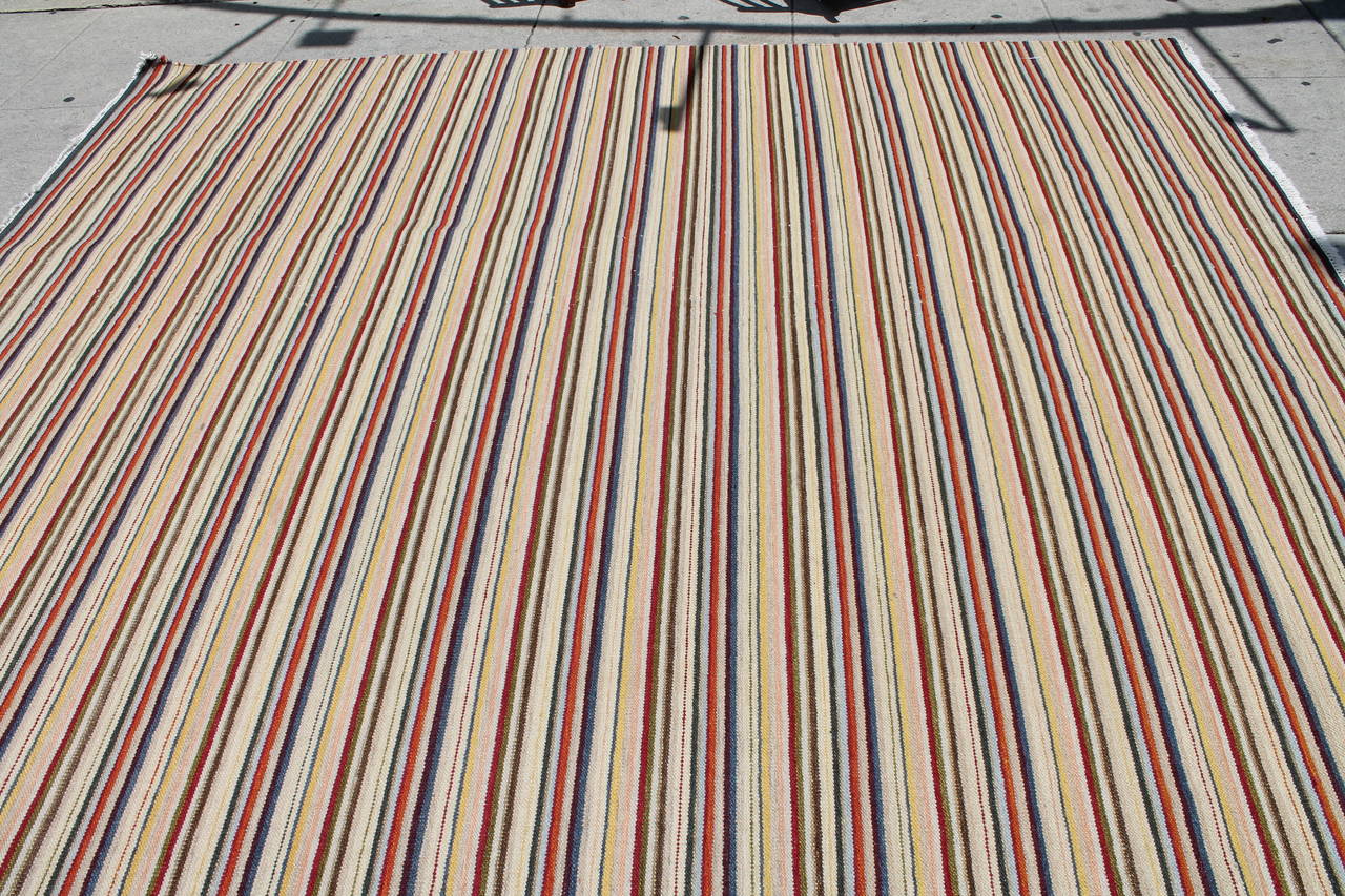 Pastell Pastellfarbener großformatiger Rag-Teppich (amerikanisch) im Angebot