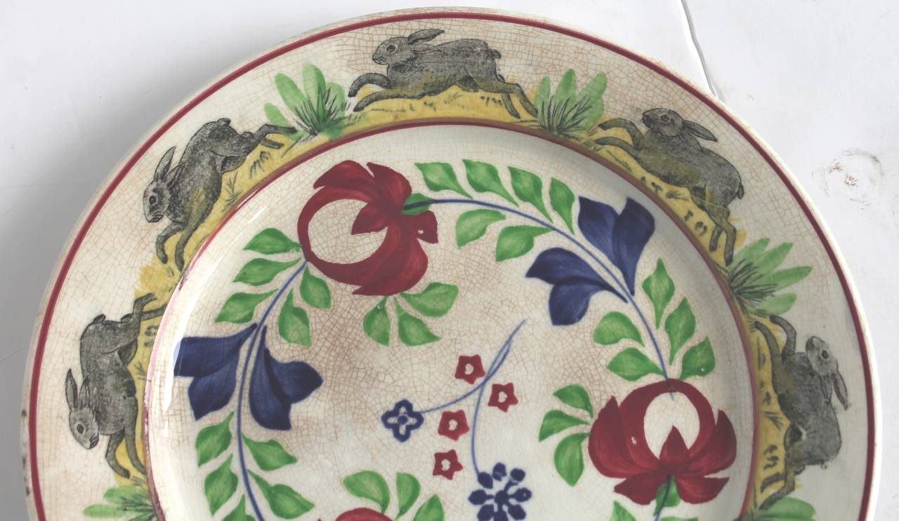 Américain Rare assiette à mouchetures peinte à la main du XIXe siècle avec lapins en vente