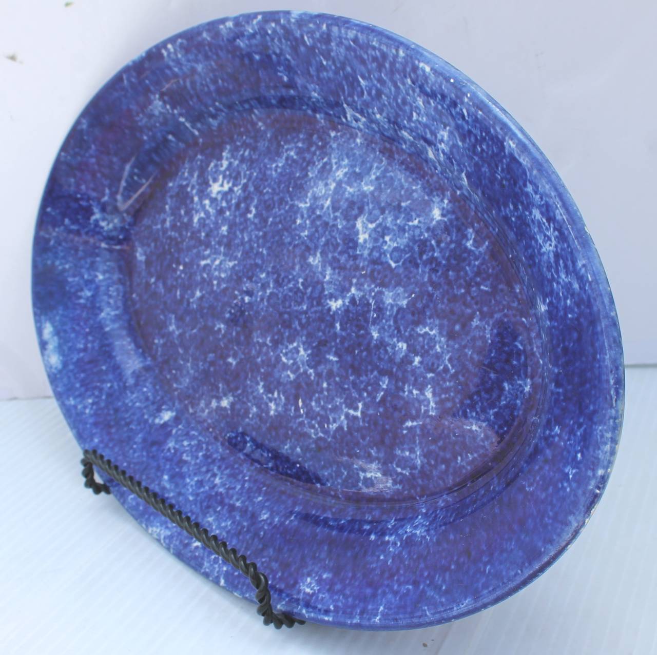 Merveilleux plat de service en éponge bleu profond du 19e siècle en parfait état. Le bleu foncé est fantastique.