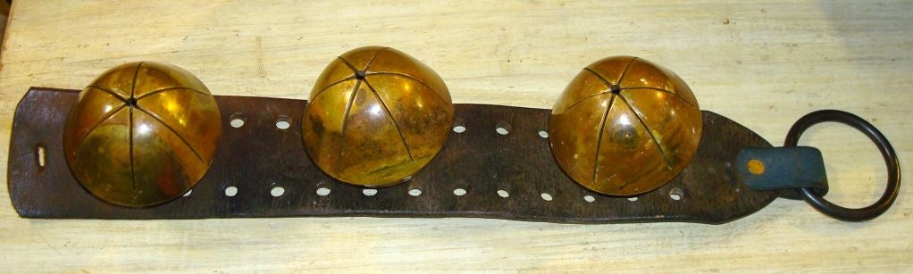 19THC EARLY SLEIGH BELLS FROM PENNSYLVANIA WITH ORIGINAL RING TO HANG.THIS GREAT SET OF BELLS ARE OVER SIZE AND ARE SOLID BRASS.THE CONDITION IS GREAT AND ALL ORIGINAL LEATHER STRAP AND RIVETS.
