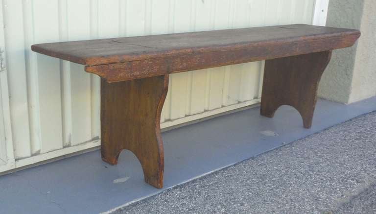 Early 19th c. Original Painted Bucket Bench From Pennsylvania In Distressed Condition In Los Angeles, CA