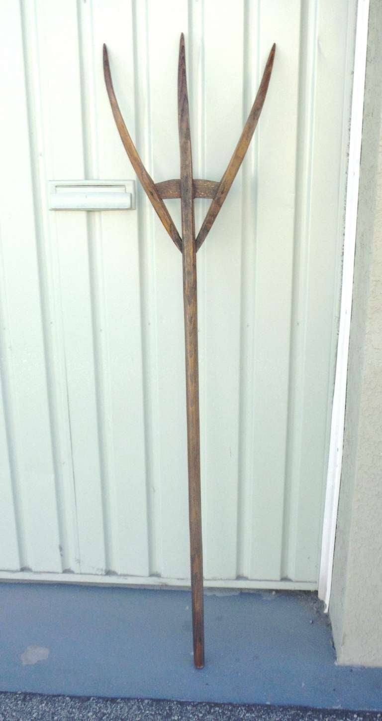 19thc early handmade oak or hickory hay fork from New England in very good condition .The construction is square nails and wood pegs.The condition is very good and ready for hanging on a wall.