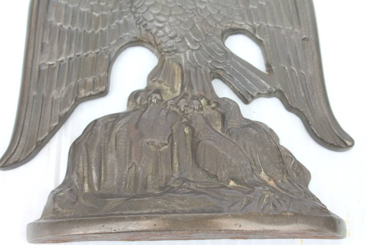 Buchstützen mit Adler aus Bronze, signiert und datiert, 1931 (amerikanisch) im Angebot
