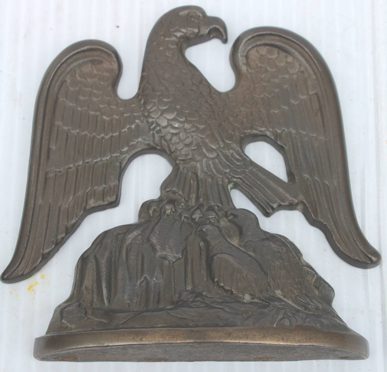 Buchstützen mit Adler aus Bronze, signiert und datiert, 1931 (Amerikanische Klassik) im Angebot