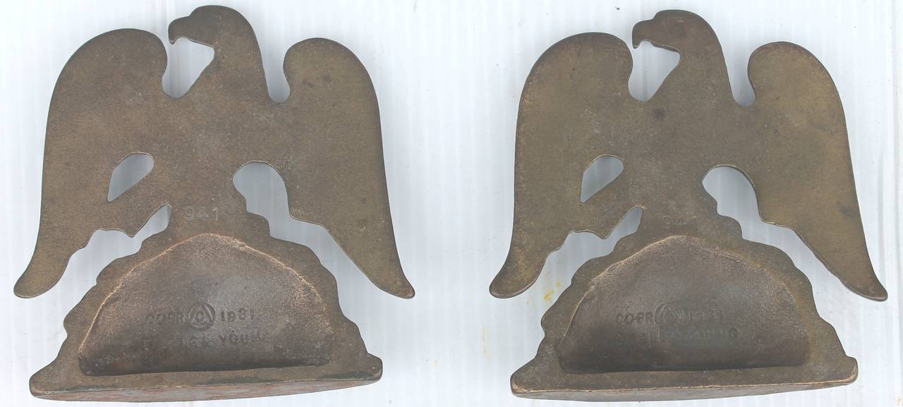 Buchstützen mit Adler aus Bronze, signiert und datiert, 1931 (Patiniert) im Angebot