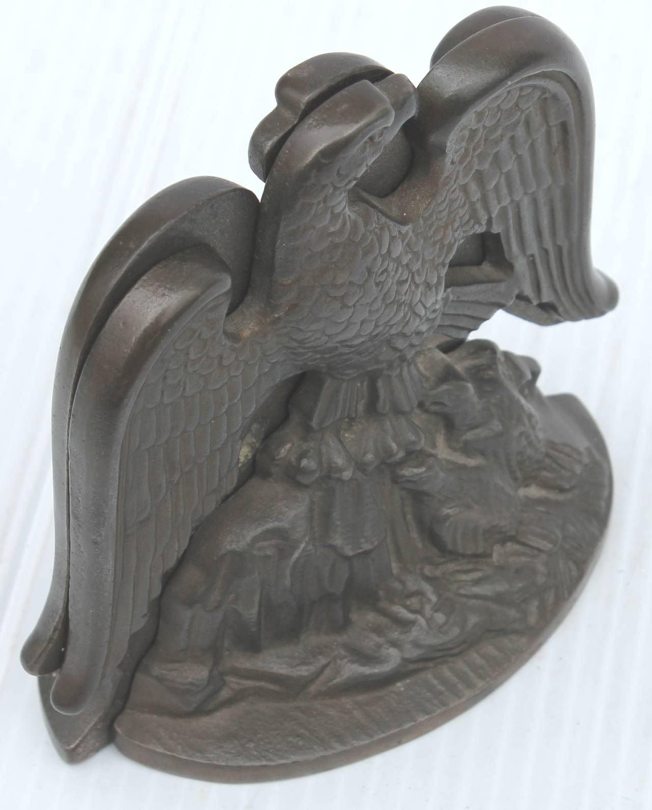 Buchstützen mit Adler aus Bronze, signiert und datiert, 1931 im Angebot 1
