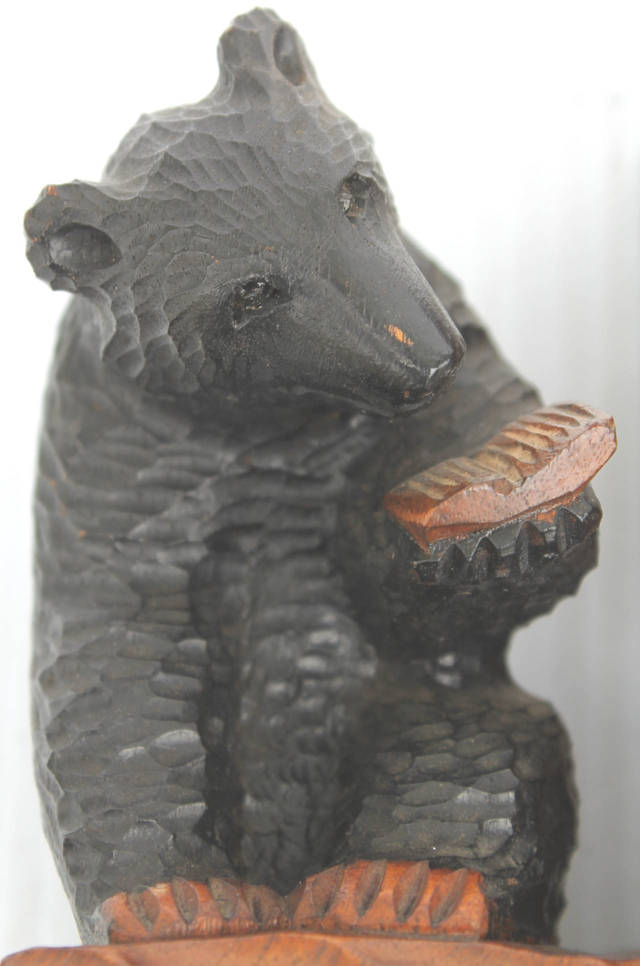 Pair of Hand-Carved Bear Bookends In Excellent Condition In Los Angeles, CA