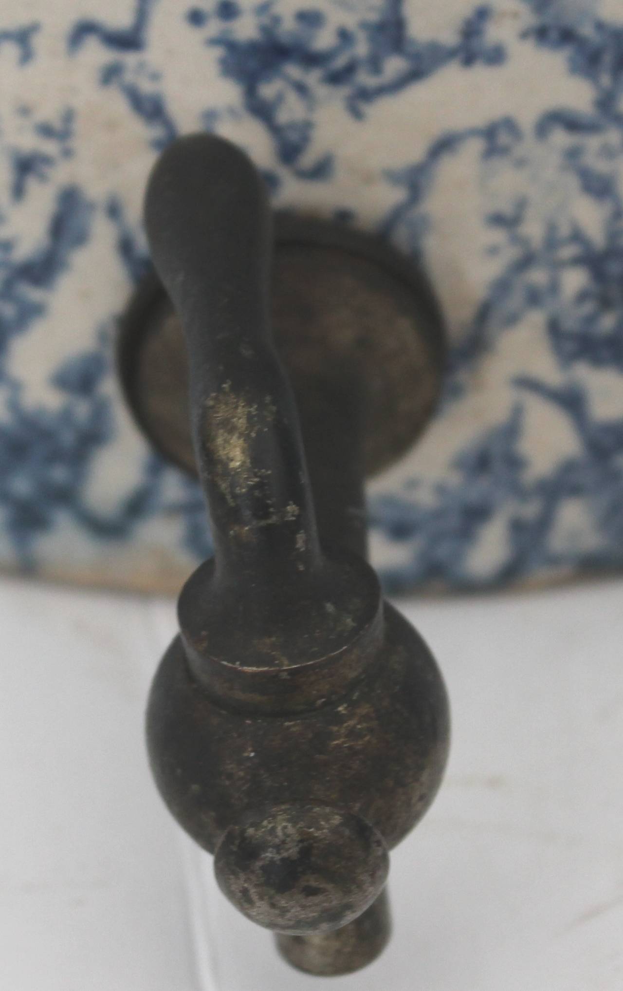 Zweiteiliger Wasserkühler aus Spongeware aus dem 19. Jahrhundert, rar (Handbemalt) im Angebot