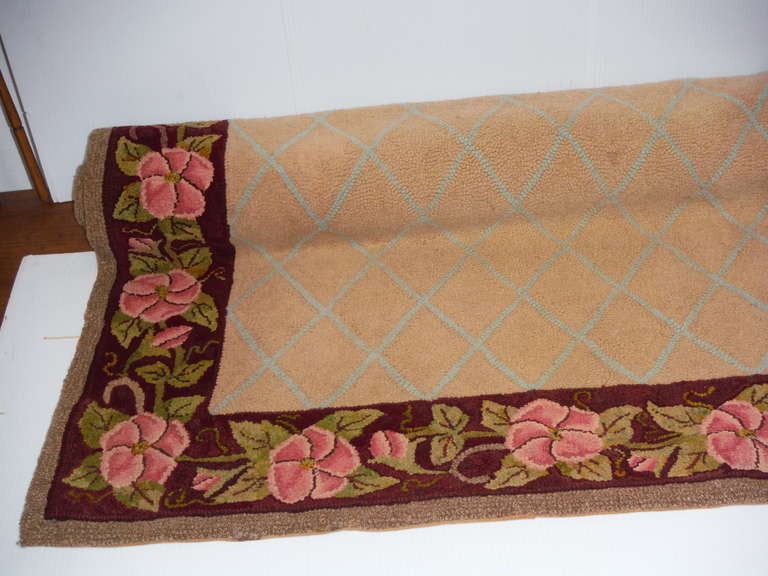 Milieu du XXe siècle Tapis de couloir américain à bordure florale crochetée à la main de Nouvelle-Angleterre en vente