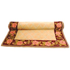 Tapis de couloir américain à bordure florale crochetée à la main de Nouvelle-Angleterre