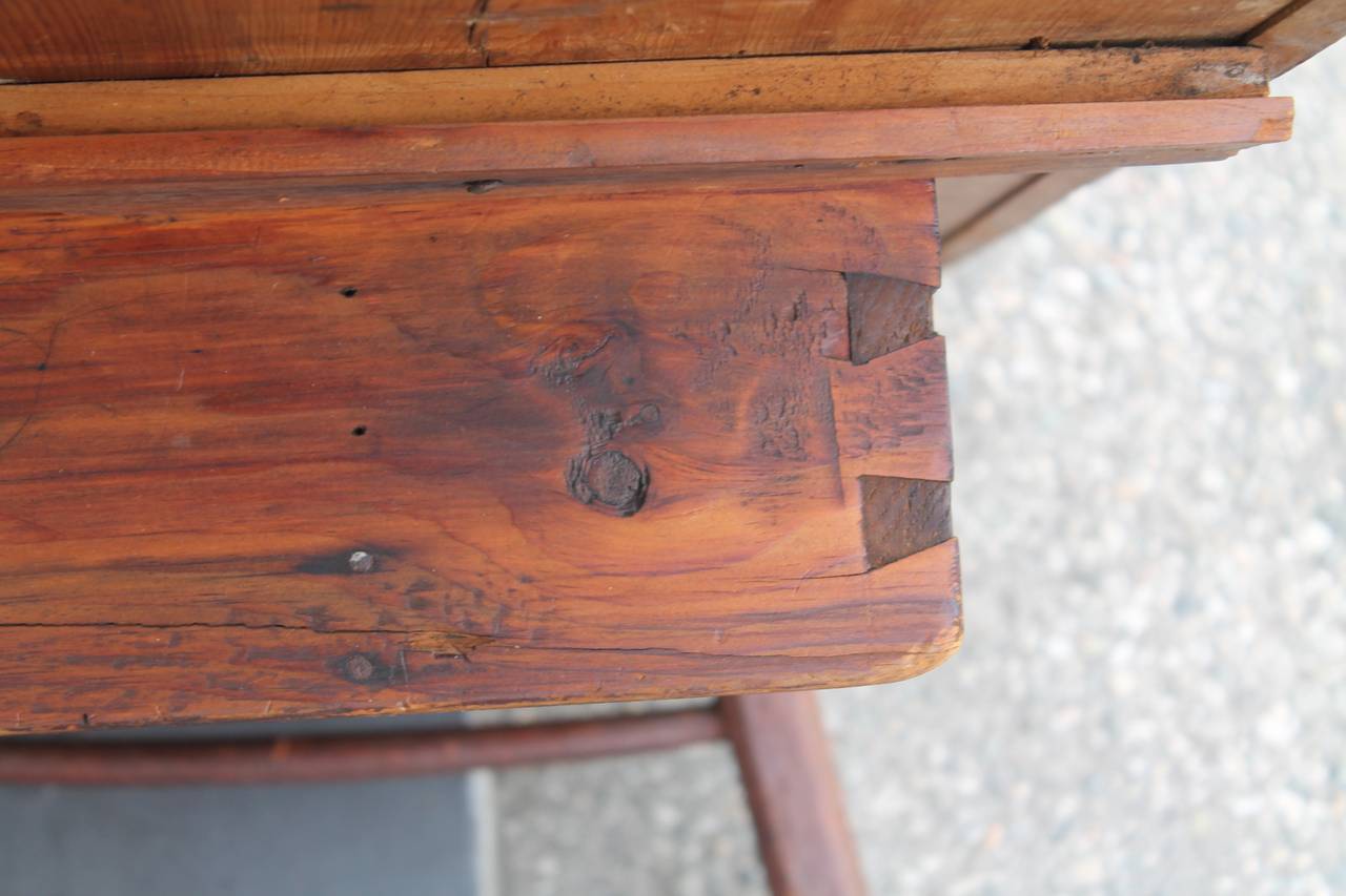 Early 19th Century Folky Cobblers Bench from Pennsylvania In Distressed Condition In Los Angeles, CA