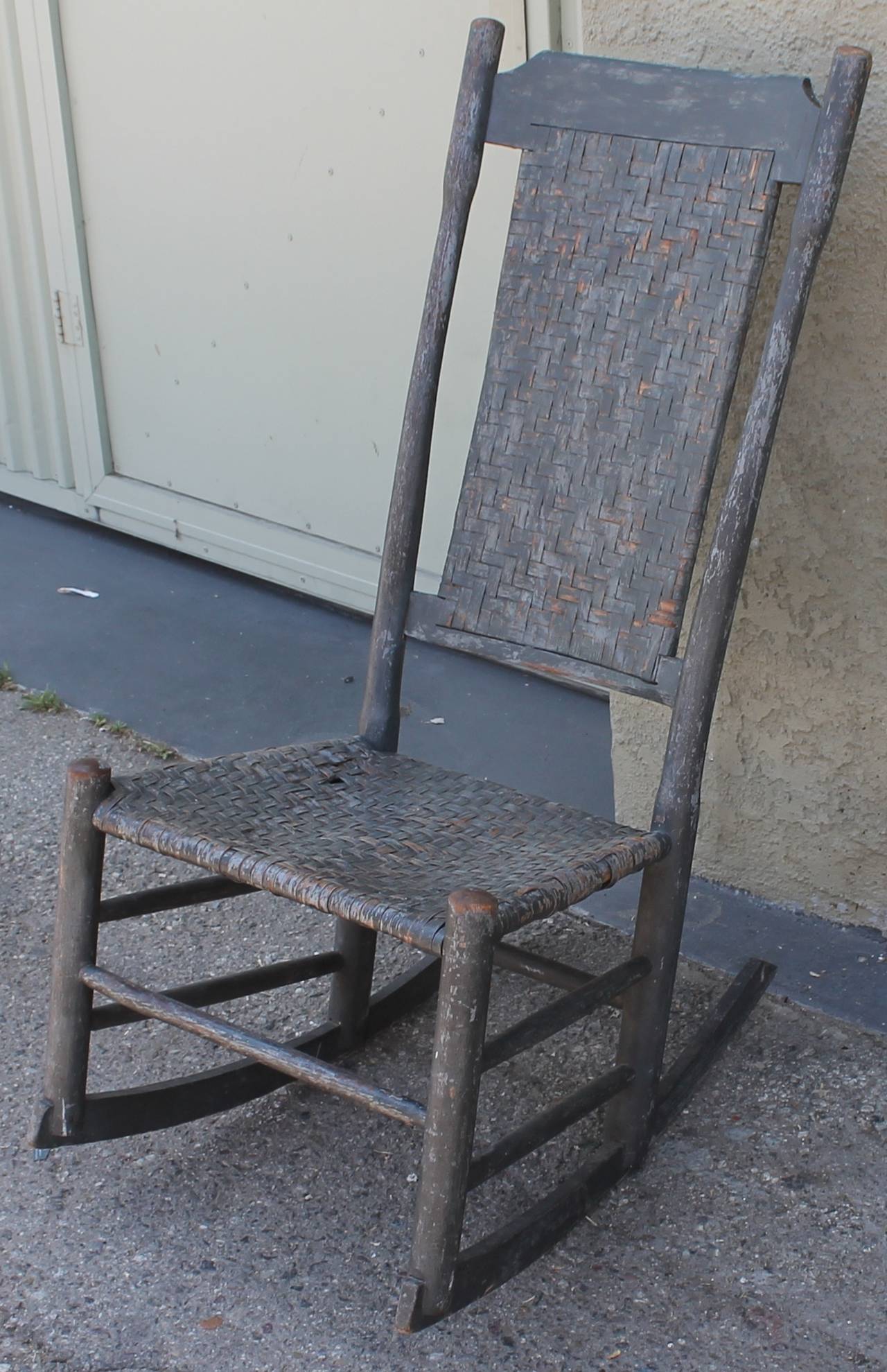 Original grau lackiert, N.E., frühes 19. Jahrhundert Rocking Chair mit hoher Rückenlehne (Land) im Angebot