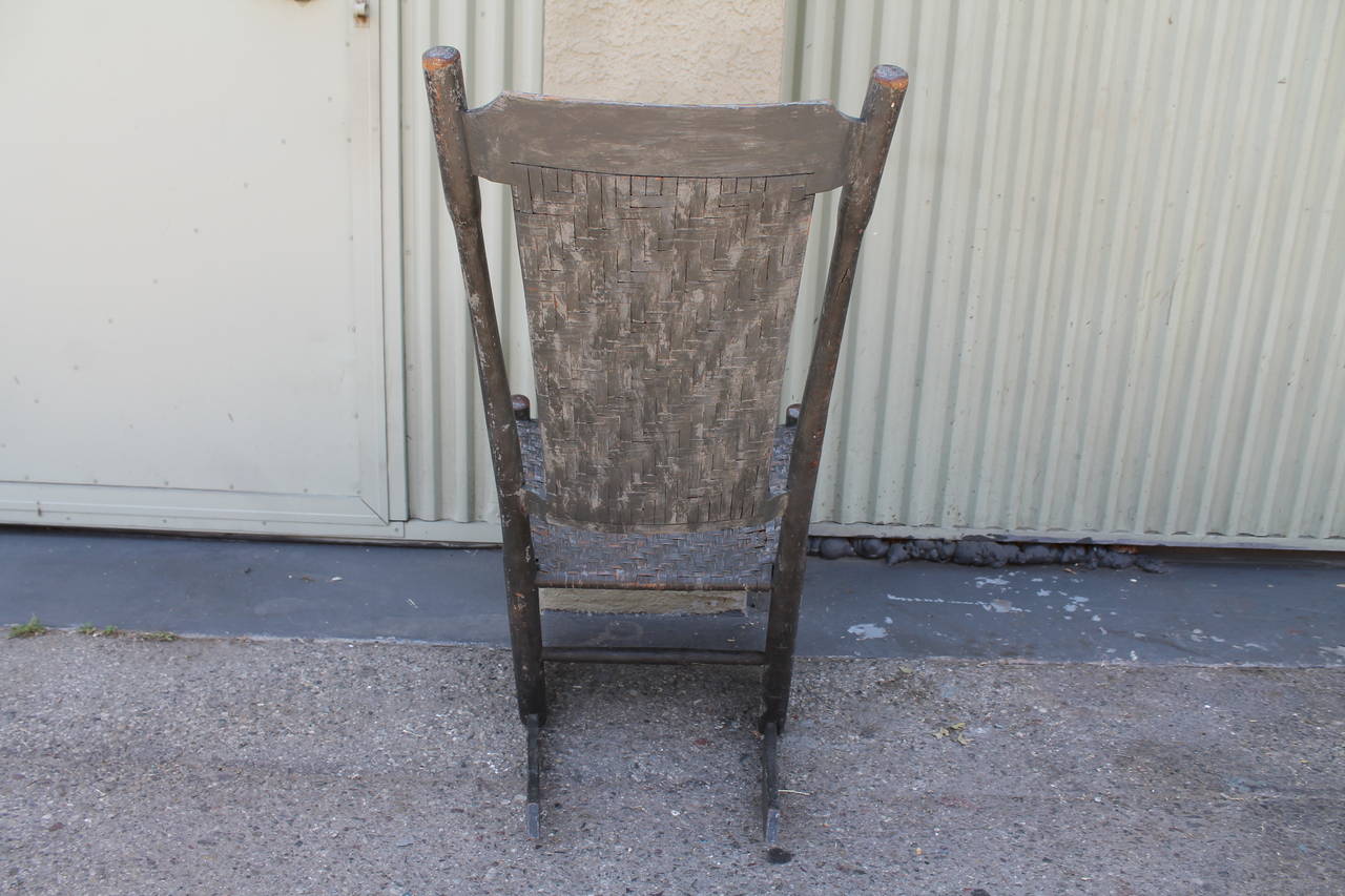 Principios del Siglo XIX Original Pintado Gris N.E. Mecedora con respaldo alto Pino en venta