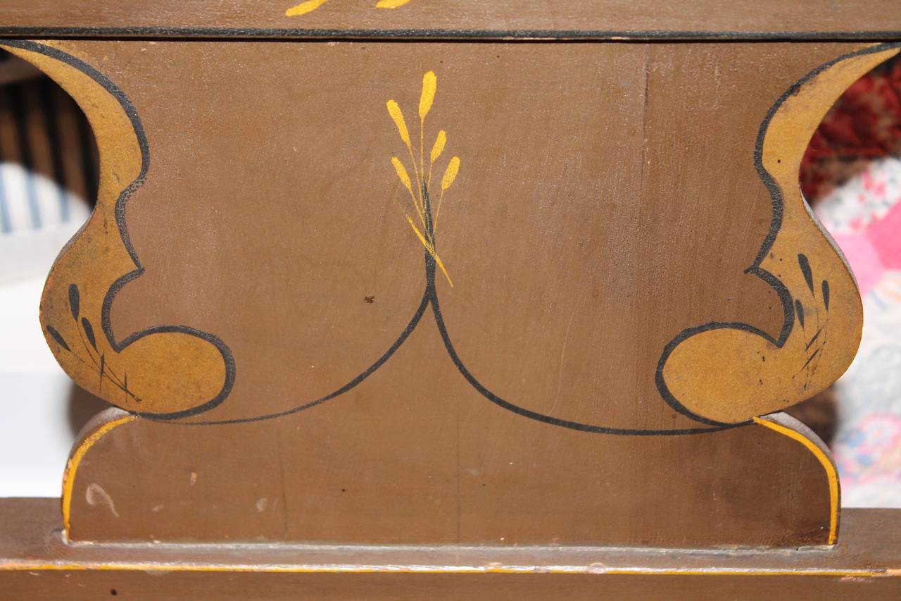 Banc du 19ème siècle finement décoré et peint:: originaire de Pennsylvanie en vente 1