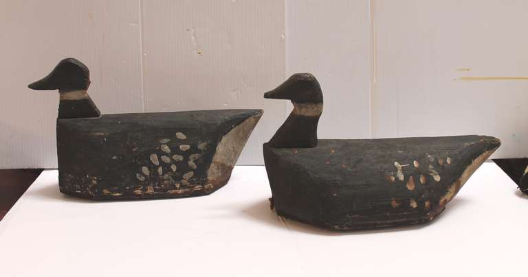 Pair of Hand Carved and Painted 19th Century Folky Decoys In Distressed Condition In Los Angeles, CA