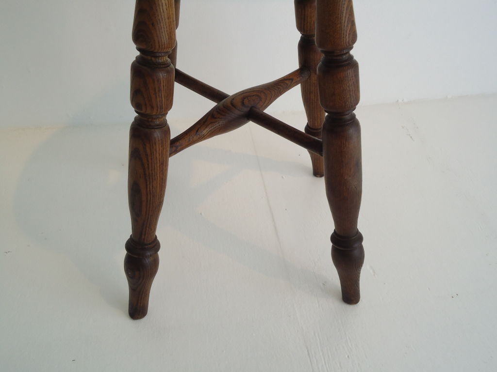 Early 19th Century Walnut Stool with Finger Hole in Top In Good Condition In Los Angeles, CA