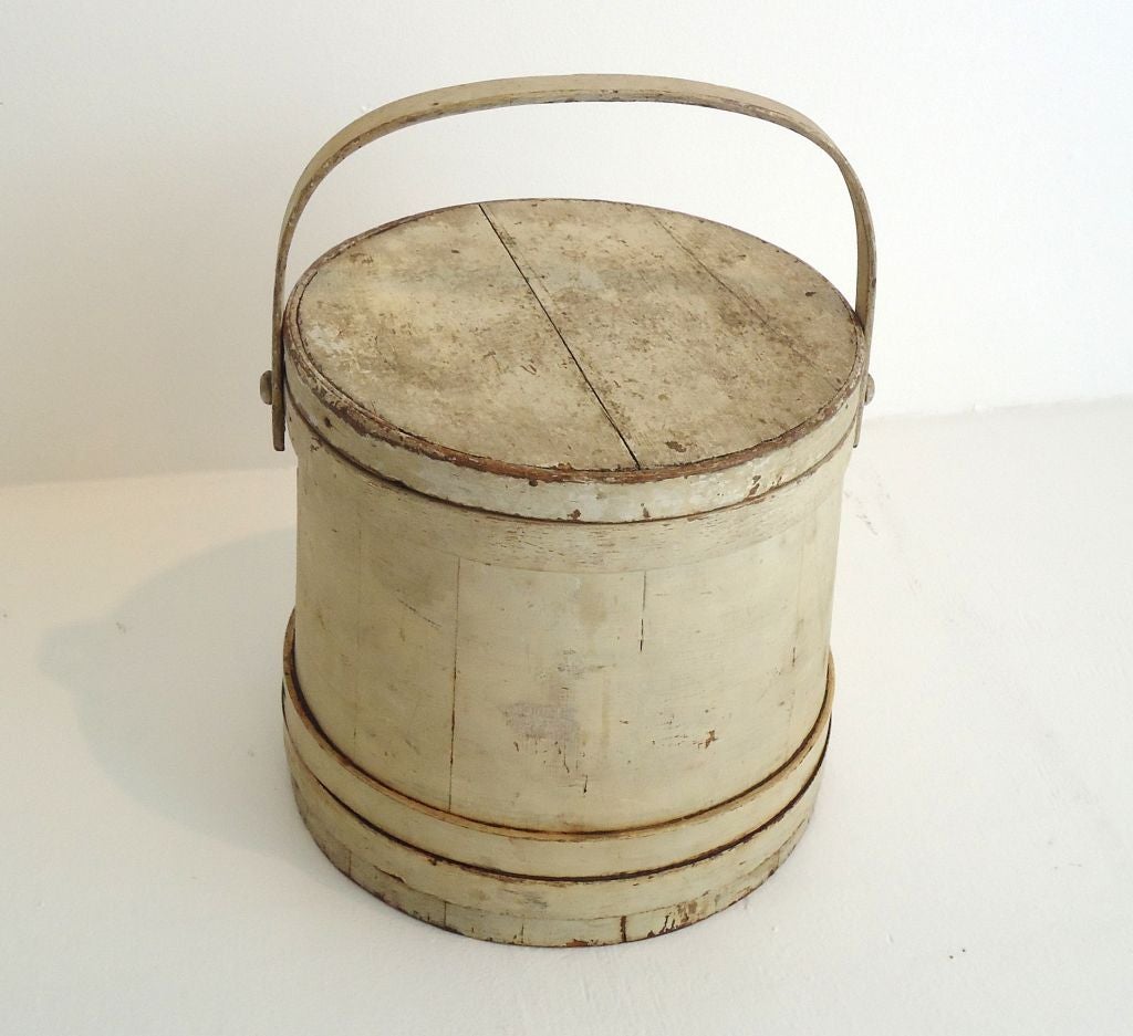 19THC ORIGINAL WHITE PAINTED FIRKIN FROM NEW ENGLAND WITH ORIGINAL WHITE PAINTED SURFACE.THIS BUCKET HAS THE EARLY COPPER NAILS AND IS IN GREAT CONDITION.