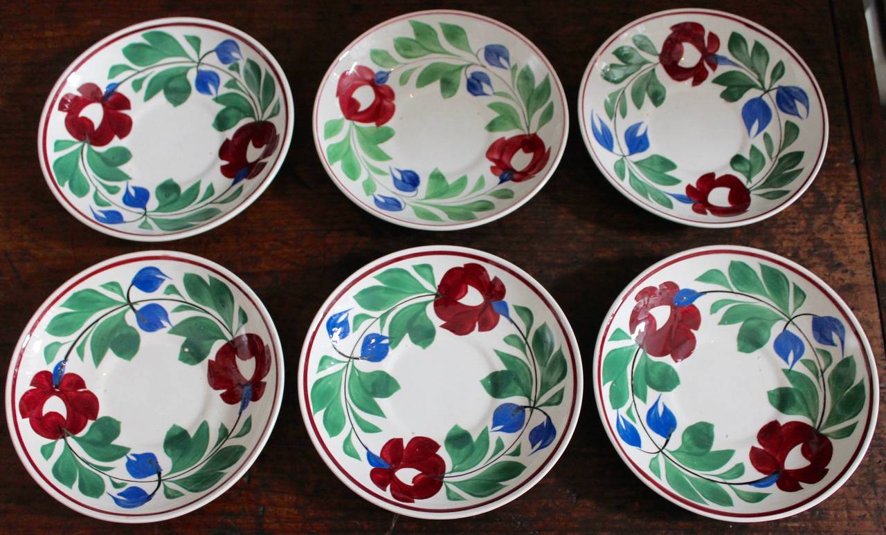 Ces étonnantes tasses et soucoupes peintes à la main au XIXe siècle sont signées Angleterre et en parfait état. Le set de six assiettes assorties est également en stock. Ils sont tous en très bon état.