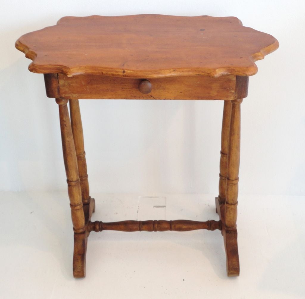 THIS NICE LITTLE NIGHT STAND HAS SUCH A GREAT SHAPE WITH A PIE CRUST EDGE.THE ONE DRAWER STAND IS FROM THE STATE OF MAINE.THIS STAND HAS SQUARE NAIL & WOOD PEG CONSTRUCTION.GREAT FORM AND CONDITION.