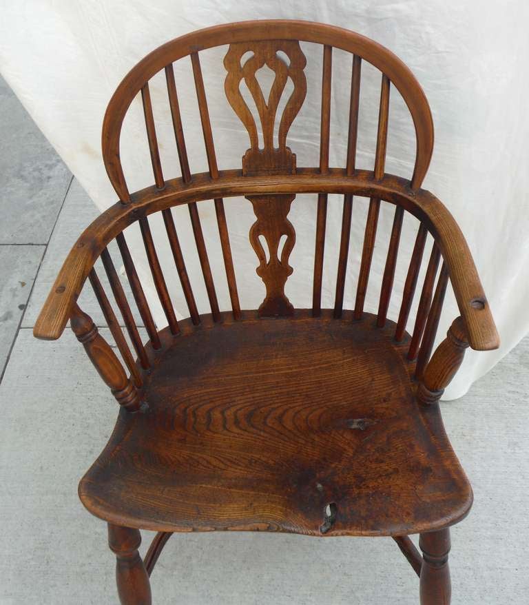 18thc English Windsor Bow Back Chair In Distressed Condition In Los Angeles, CA