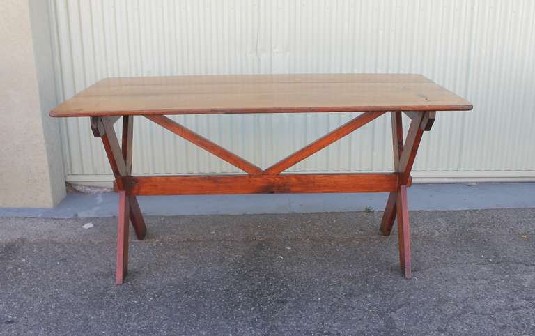 Pennsylvania Pine Sawbuck Table and Set of Four Plank Bottom Chairs In Excellent Condition In Los Angeles, CA