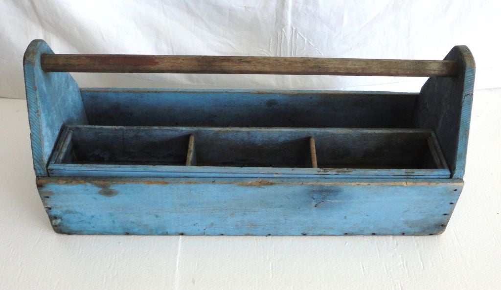 FANTASTIC ORIGINAL 19THC DRY POWDER BLUE PAINTED TOOL CARIER OR TOTE.THE INSIDE TRAY IS REMOVABLE AND IS PAINTED INSIDE AND OUT.THE HANDLE IS WORN TO THE NATURAL WOOD AND IS COMPLETLY ORIGINAL.THE CONDITION IS VERY GOOD.