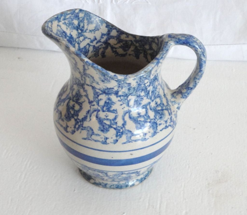 FANTASTIC SIMPLE FORM WITH STRIPE CENTER SPONGE WARE WATER PITCHER FROM PENNSYLVANIA. THIS POTTERY PITCHER WAS PROBABLY FROM A FIVE OR SIX PIECE PITCHER AND BOWL BEDROOM SET USED ON THE WASH STANDS IN THE 19THC.THE CONDITION IS MINT.